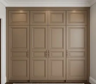 Встроенный шкаф с распашными фасадами в тёплом бежевом цвете