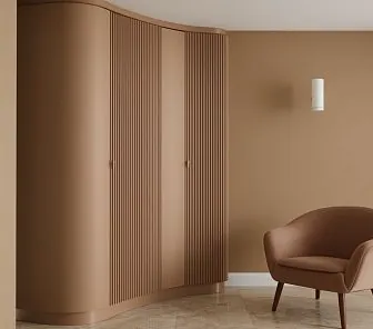 Радиусный шкаф в теплом оттенке латте с вертикальной фрезеровкой фасадов