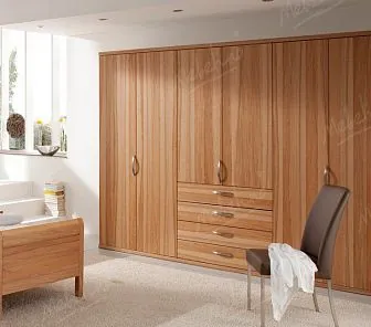 Распашной шкаф медового цвета с выдвижными ящиками RF102