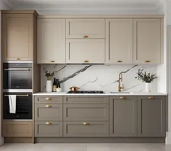 Кухня с фасадами в тёплой гамме и золотистой фурнитурой