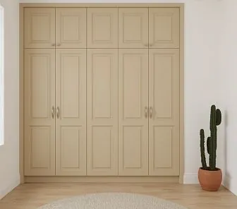 Минималистичный встроенный шкаф с шестью фасадами и антресолью в бежевом цвете