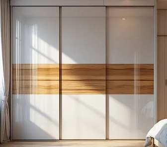 Современный шкаф-купе с тремя раздвижными дверями
