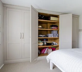 Распашной шкаф встроенный в белом цвете D451