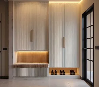 Прихожая-гардероб с вертикальной рифлёной отделкой фасадов