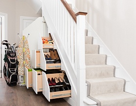 Классический шкаф под лестницей с выдвижными обувницами S119