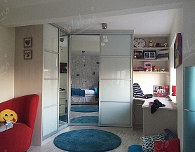 Шкаф-купе для детской комнаты со столом и зеркалами до потолка, LD 53