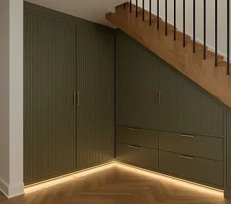 Угловой шкаф под лестницей в оливковом цвете с подсветкой