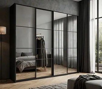 Шкаф-купе с зеркальными фасадами в черной раме