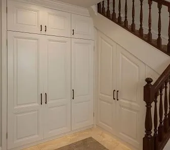 Классический угловой подлестничный шкаф с молдингом