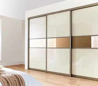 Встроенный трехдверный шкаф-купе с зеркальной вставкой PC323