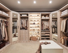 Кремовая гардеробная комната с зеркалами в полный рост G221