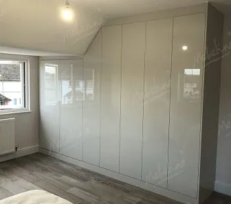 Модель в стиле минимализм, двери скошены D422