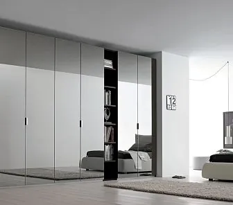 Зеркальный встроенный шкаф с открытыми секциями, D458