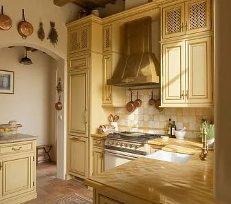 Кухня в стиле прованс с полуостровом