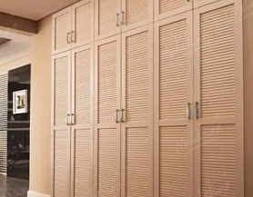 Распашной шкаф с с антресолями и дверями-жалюзи D432