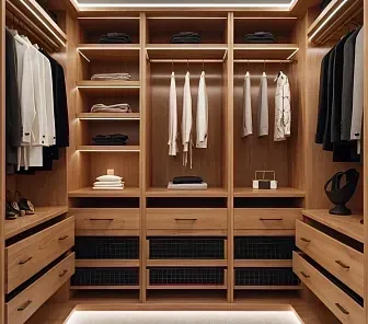 Современная гардеробная из светлого дерева с открытыми секциями