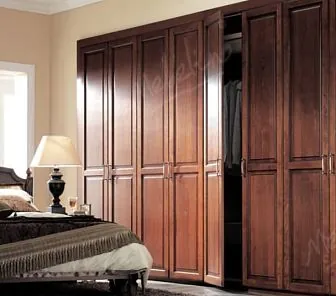 Вместительный распашной шкаф RF439