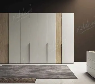 Вместительный распашной шкаф светлого цвета RF190