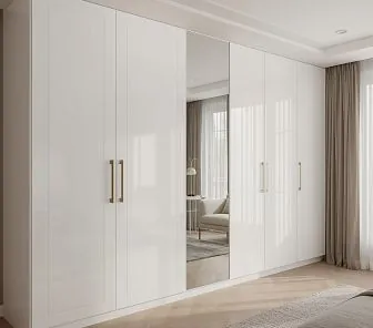 Современный встроенный шкаф с центральной зеркальной дверью