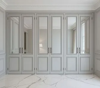 Классический встроенный шкаф с зеркальными фасадами в сером цвете