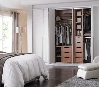 Белый распашной шкаф в нишу RF195