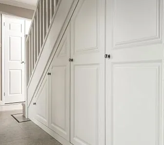 Резной шкаф под лестницей с красивыми ручками S110