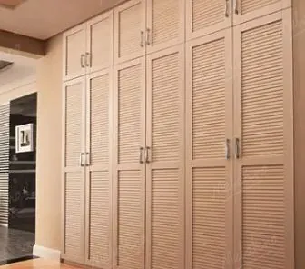 Распашной шкаф с с антресолями и дверями-жалюзи D432