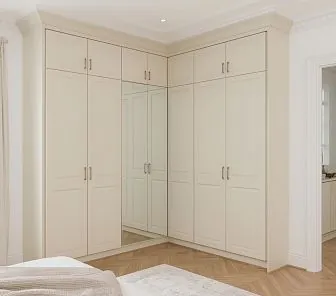 Угловой шкаф с зеркальной вставкой