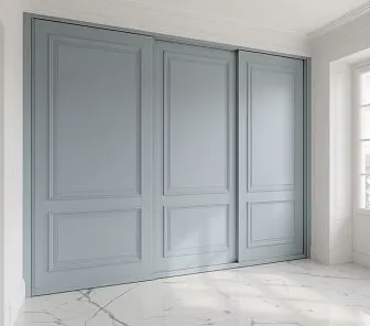 Классический встроенный шкаф-купе с трёхдверным фасадом в неоклассике