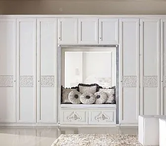 Шкаф для одежды вокруг окна с мягким сиденьем G172