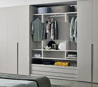 Серый распашной шкаф с открытой зоной хранения RF349