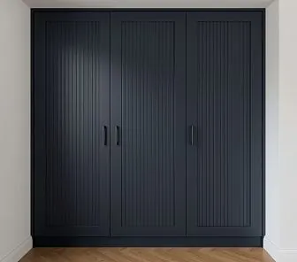 Встроенный шкаф с рифлёными фасадами в минималистичном стиле