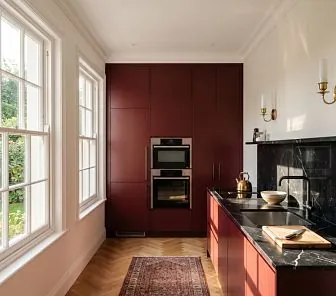 Прямая кухня из МДФ в двух оттенках красного со столешницей из мрамора