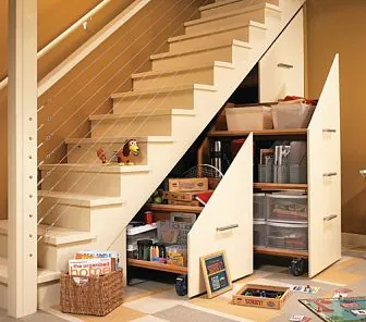 Стеллажи с роликами, встроенный шкаф под лестницей S112