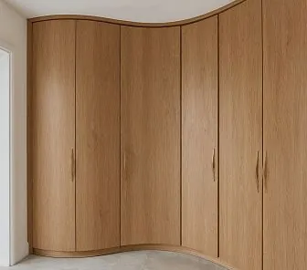 Элегантный радиусный шкаф в отделке под натуральный дуб