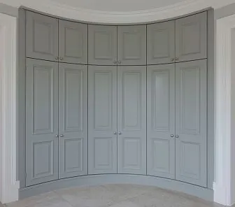 Радиусный встроенный шкаф