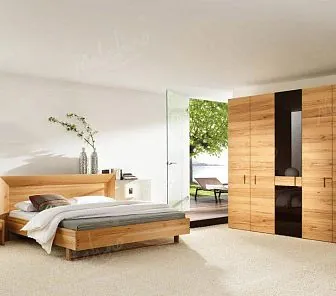 Распашной коричневый шкаф с горизонтальной вставкой черного стекла RF64