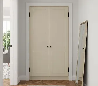 Бежевый встроенный шкаф с классическими фасадами