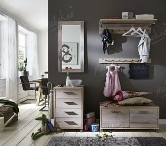 Популярная прихожая для узкого коридора в светлых тонах, компактных размеров PC586