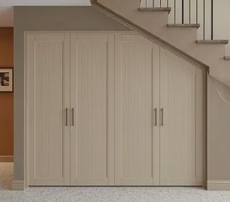 Современный бежевый подлестничный шкаф с вертикальным рифлением