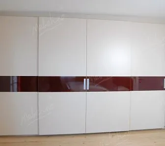 Белый шкаф-купе с глянцевыми бордовыми вставками PC618
