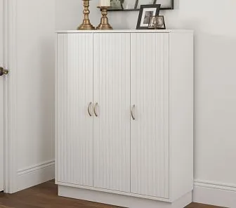 Обувной шкаф с тремя створками и рифлёными белыми фасадами