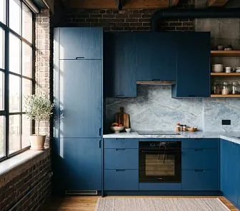 Кухня в стиле лофт в джинсово-синем цвете из шпона со столешницей из голубого кварцита
