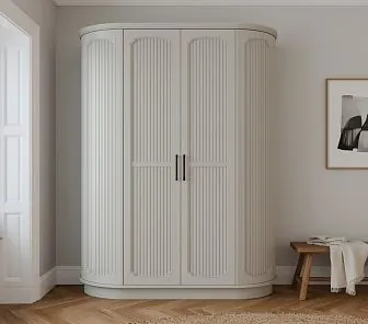 Радиусный шкаф-купе в светло-сером цвете с вертикальными фасадами