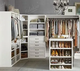 Узкая и невысокая гардеробная с открытой тумбой для обуви G144