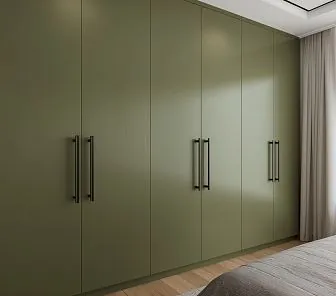 Встроенный шкаф с гладкими полноразмерными дверцами