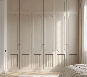 Встроенный шкаф до потолка с закруглёнными вставками и нижними вертикальными панелями