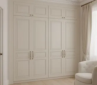 Встроенный шкаф-купе в классическом стиле с распашными фасадами кремового цвета