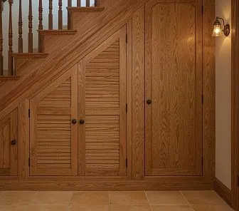 Подлестничный шкаф в рустикальном стиле из натурального дуба