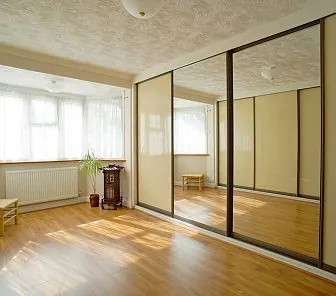 Встроенный комбинированный (стекло, зеркало) шкаф-купе  с зеркальными дверьми D449